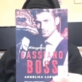 zdjęcie ucznia z książką "Cassiano Boss"