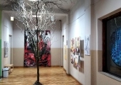 02_Ogólny widok na ekspozycję prac. W środku Drzewo Sztuki ze szkicami uczniów.