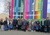 Grupowe zdjęcie wszystkich uczestników konkursu z Prezydentem Miasta na tle zrealizowanego muralu.
