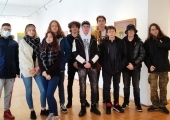 Zdjęcie grupy uczniów odwiedzających wystawę