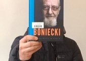 zdjęcie ucznia z książką "Boniecki. Rozmowy o życiu"