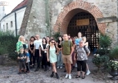 Zdjęcie grupowe wszystkich uczestników Pleneru wykonane przed wejściem głównym na teren Podklasztorza.