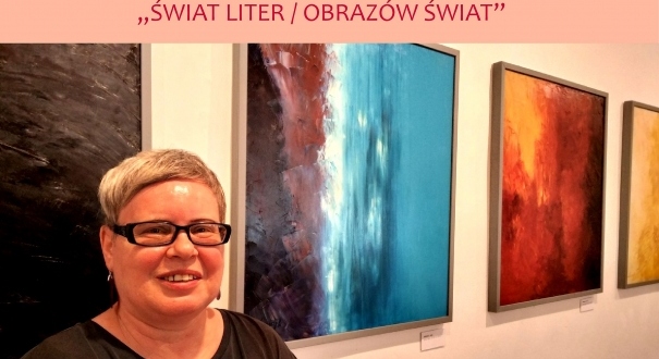 Autorka wystawy Irena Laszczyk na tle swoich prac malarskich